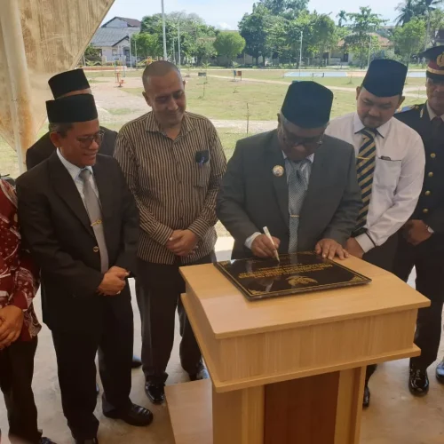 Foto: Pj Bupati Aceh Utara, Mahyuzar Menandatangani Prasati peresmian Area Bermain dan Olahraga di Lhoksukon