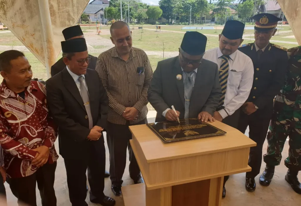 Foto: Pj Bupati Aceh Utara, Mahyuzar Menandatangani Prasati peresmian Area Bermain dan Olahraga di Lhoksukon