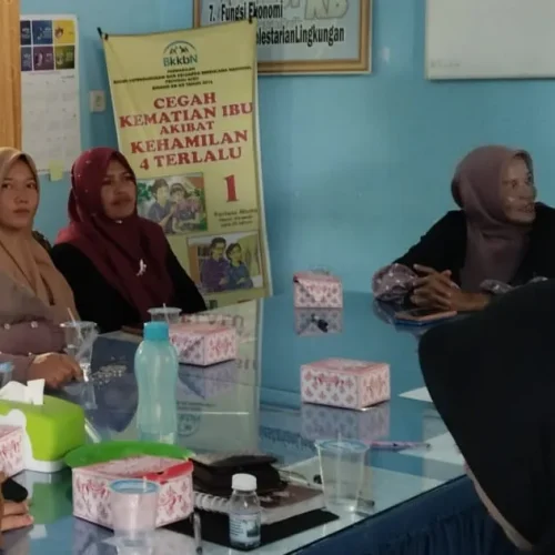 Foto: Dinas Pemberdayaan Masyarakat, Pengendalian Penduduk, dan Keluarga Berencana (DPMPPKB) Kabupaten Aceh Utara memberi edukasi dan pelatihan keterampilan dalam pengasuhan serta pembinaan remaja di Kampung KB. Program ini diselenggarakan di 27 Balai KB Kecamatan di Aceh Utara.