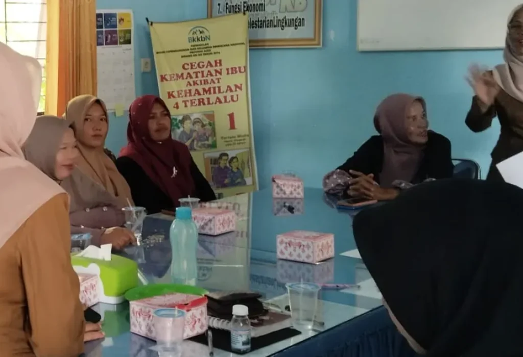 Foto: Dinas Pemberdayaan Masyarakat, Pengendalian Penduduk, dan Keluarga Berencana (DPMPPKB) Kabupaten Aceh Utara memberi edukasi dan pelatihan keterampilan dalam pengasuhan serta pembinaan remaja di Kampung KB. Program ini diselenggarakan di 27 Balai KB Kecamatan di Aceh Utara.