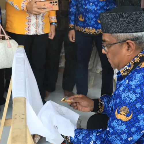 Foto: Pj. Bupati Aceh Utara Dr. Drs. Mahyuzar, MSi belajar Membatik