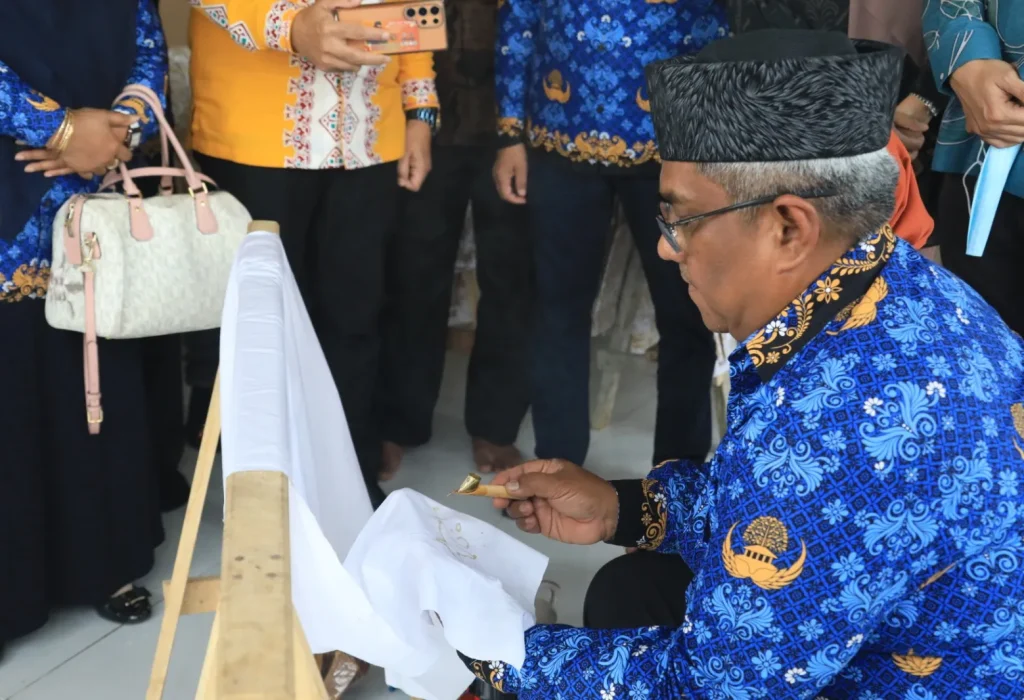 Foto: Pj. Bupati Aceh Utara Dr. Drs. Mahyuzar, MSi belajar Membatik