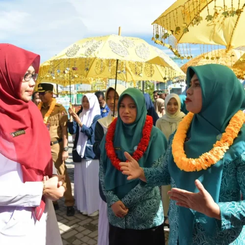Foto: Pj. Ketua TP-PKK Aceh, Safriati didampingi Pj. Bupati Nagan Raya, Dr. Iskandar AP dan Ketua TP-PKK Nagan Raya, Ubiet Junita Sari dan Kepala Dinas Terkait berkunjung ke SMP N 1 Seunagan, Kabupaten Nagan Raya, Senin, 02/12/2024.