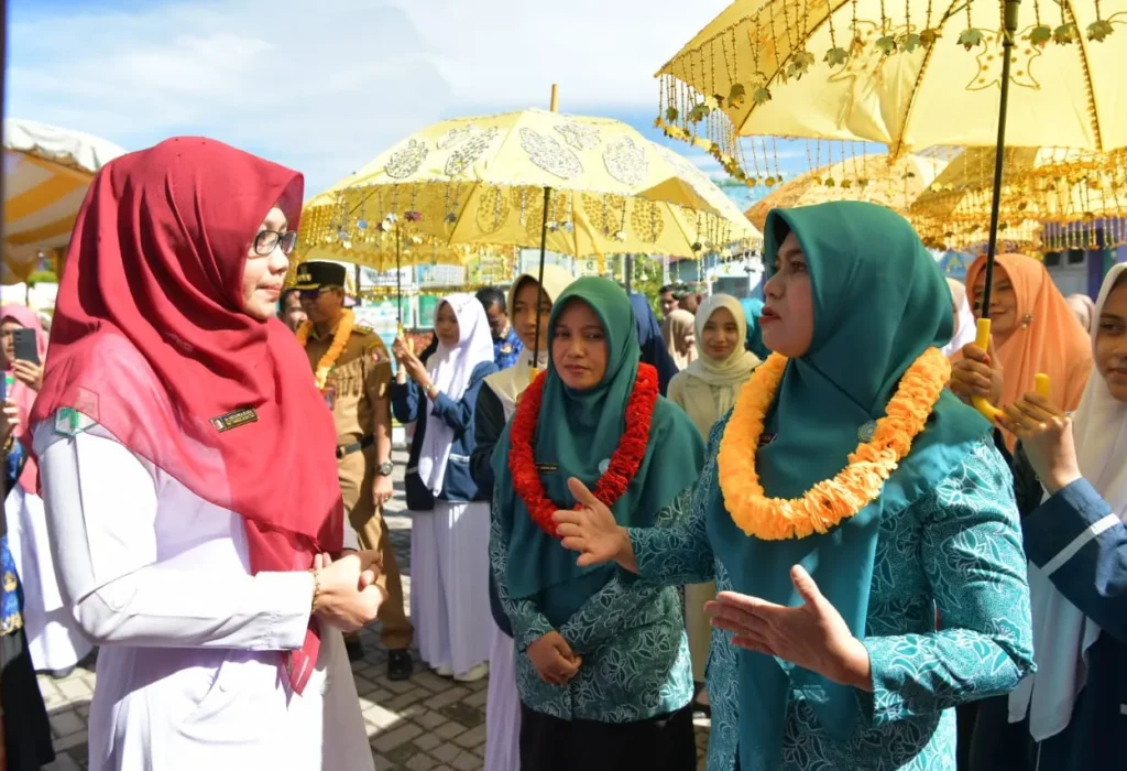 Foto: Pj. Ketua TP-PKK Aceh, Safriati didampingi Pj. Bupati Nagan Raya, Dr. Iskandar AP dan Ketua TP-PKK Nagan Raya, Ubiet Junita Sari dan Kepala Dinas Terkait berkunjung ke SMP N 1 Seunagan, Kabupaten Nagan Raya, Senin, 02/12/2024.