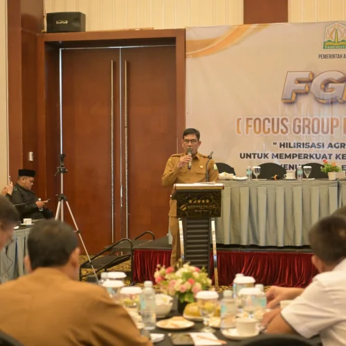 Foto: Pelaksana Tugas Sekda Aceh, Muhammad Diwarsyah, membuka Focus Group Discussion (FGD) bertema Hilirisasi Agro Industri untuk Memperkuat Ketahanan Pangan Menuju Aceh Emas 2045, di Hermes Palace Hotel, Senin 2/12/2024.