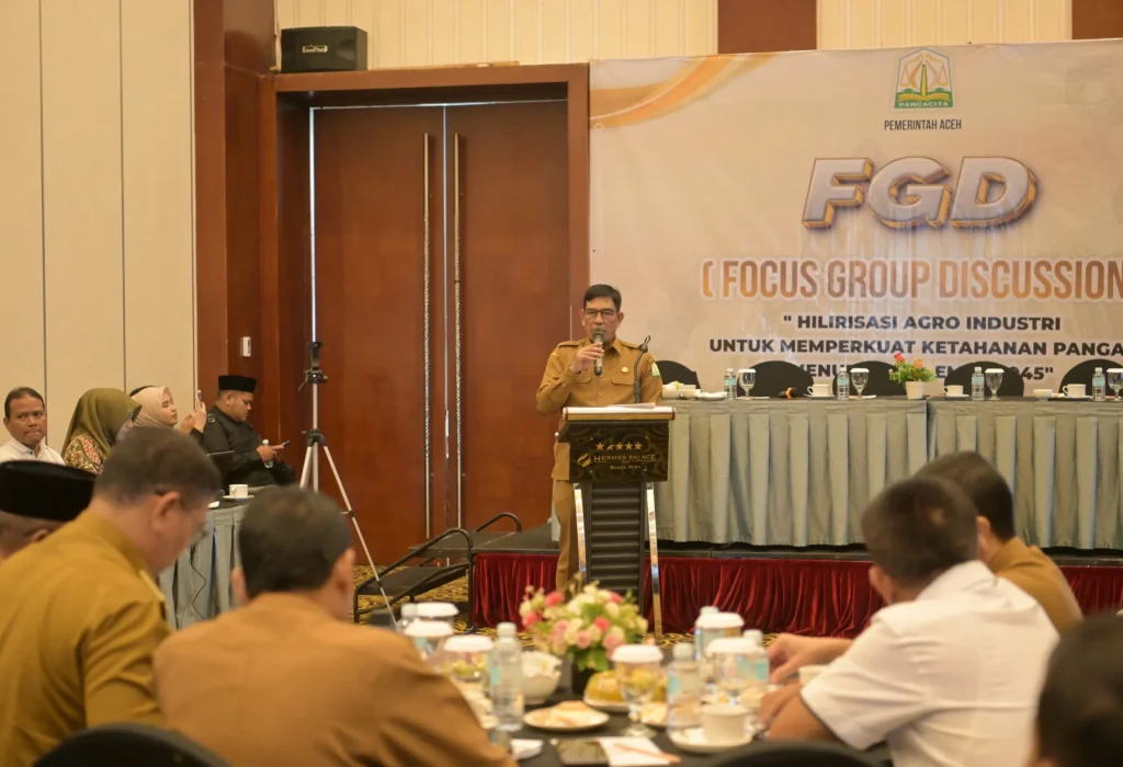 Foto: Pelaksana Tugas Sekda Aceh, Muhammad Diwarsyah, membuka Focus Group Discussion (FGD) bertema Hilirisasi Agro Industri untuk Memperkuat Ketahanan Pangan Menuju Aceh Emas 2045, di Hermes Palace Hotel, Senin 2/12/2024.