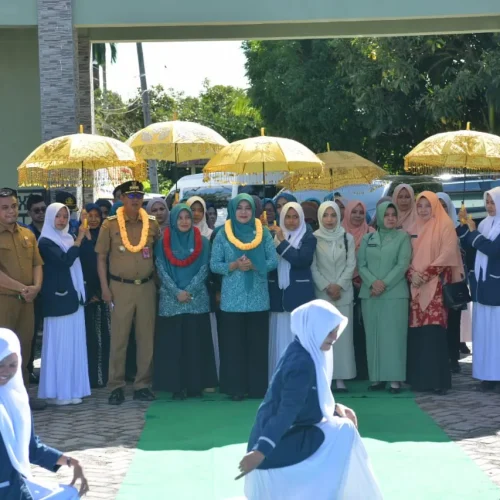 Foto: Pj. Ketua TP-PKK Aceh, Safriati didampingi Pj. Bupati Nagan Raya, Dr. Iskandar AP dan Ketua TP-PKK Nagan Raya, Ubiet Junita Sari dan Kepala Dinas Terkait berkunjung ke SMP N 1 Seunagan, Kabupaten Nagan Raya, Senin, 02/12/2024.