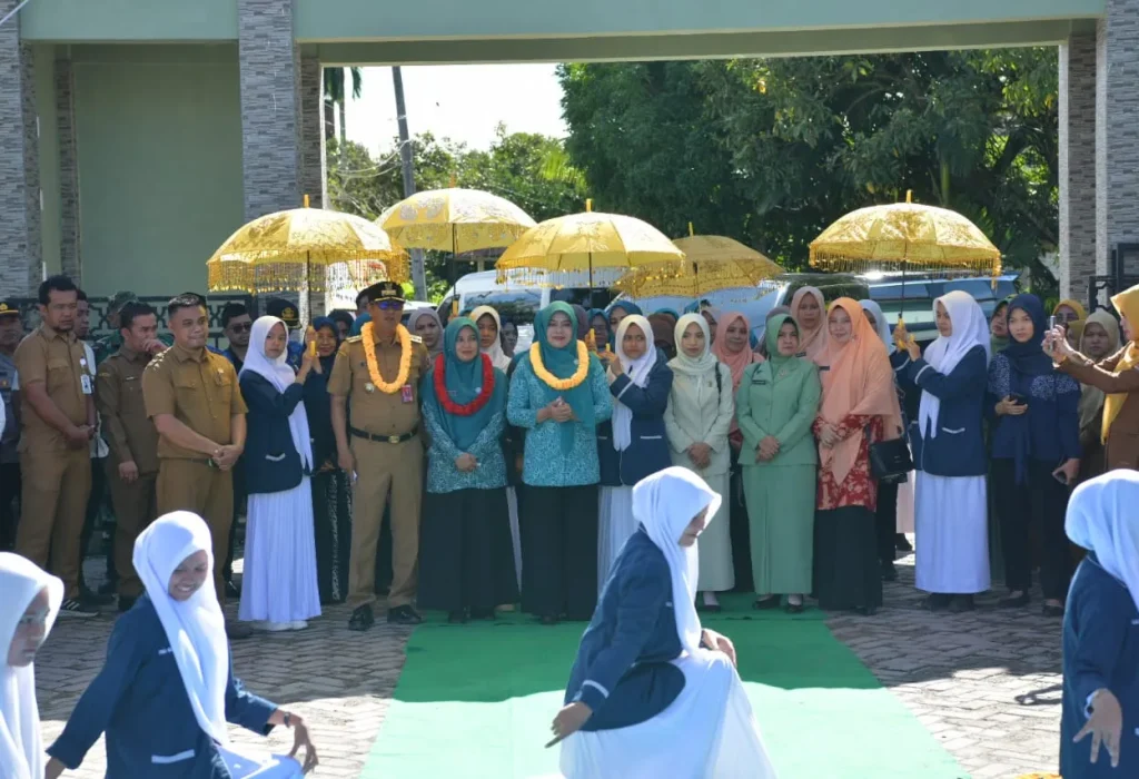 Foto: Pj. Ketua TP-PKK Aceh, Safriati didampingi Pj. Bupati Nagan Raya, Dr. Iskandar AP dan Ketua TP-PKK Nagan Raya, Ubiet Junita Sari dan Kepala Dinas Terkait berkunjung ke SMP N 1 Seunagan, Kabupaten Nagan Raya, Senin, 02/12/2024.
