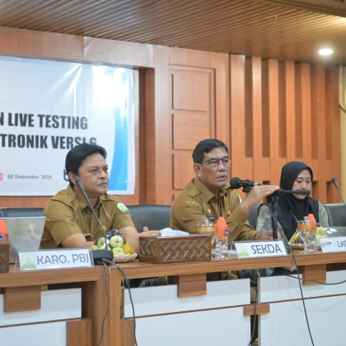 Foto: Pelaksana Tugas Sekretaris Daerah Aceh, Muhammad Diwarsyah, membuka acara Sosialisasi Implementasi dan Live Testing Pembayaran pada Katalog Elektronik Versi 6 di Gedung Serbaguna Setda Aceh, Senin (2/12/2024). Kegiatan ini menandai langkah strategis Pemerintah Aceh dalam transformasi digital pengadaan barang dan jasa melalui sistem yang lebih modern dan terintegrasi.