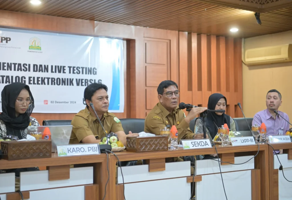 Foto: Pelaksana Tugas Sekretaris Daerah Aceh, Muhammad Diwarsyah, membuka acara Sosialisasi Implementasi dan Live Testing Pembayaran pada Katalog Elektronik Versi 6 di Gedung Serbaguna Setda Aceh, Senin (2/12/2024). Kegiatan ini menandai langkah strategis Pemerintah Aceh dalam transformasi digital pengadaan barang dan jasa melalui sistem yang lebih modern dan terintegrasi.