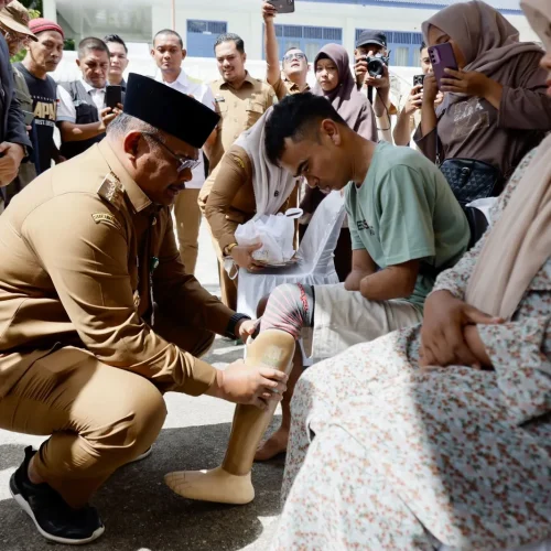 Foto: Penjabat Gubernur Aceh, Dr. H. Safrizal ZA, M.Si, memasangkan kaki palsu kepada para penyandang disabilitas dalam kegiatan yang diselenggarakan Dinas Sosial Aceh di UPTD Rumoh Seujahtra Jroh Naguna, Senin (2/12/2024). Kegiatan ini merupakan bagian dari peringatan Hari Disabilitas Internasional 2024.