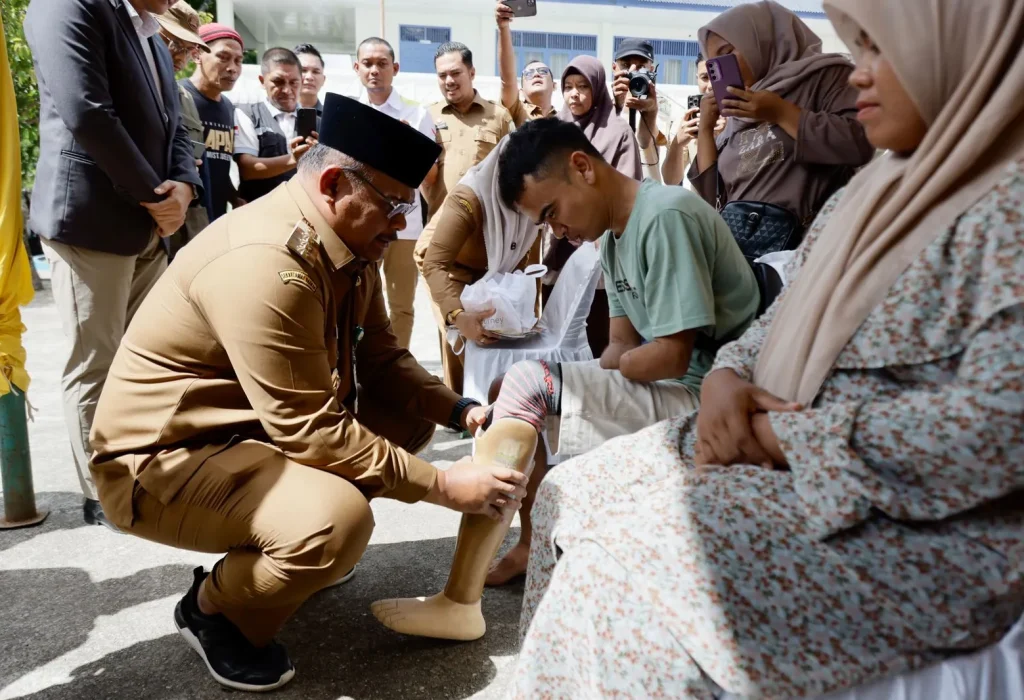 Foto: Penjabat Gubernur Aceh, Dr. H. Safrizal ZA, M.Si, memasangkan kaki palsu kepada para penyandang disabilitas dalam kegiatan yang diselenggarakan Dinas Sosial Aceh di UPTD Rumoh Seujahtra Jroh Naguna, Senin (2/12/2024). Kegiatan ini merupakan bagian dari peringatan Hari Disabilitas Internasional 2024.