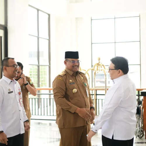 Foto: Pj. Gubernur Aceh, Dr. Safrizal, ZA M.Si memberi sambutan pada acara penganugerahan predikat penilaian kepatuhan penyelenggara pelayanan publik  tahun 2024, Banda Aceh 02/12/24