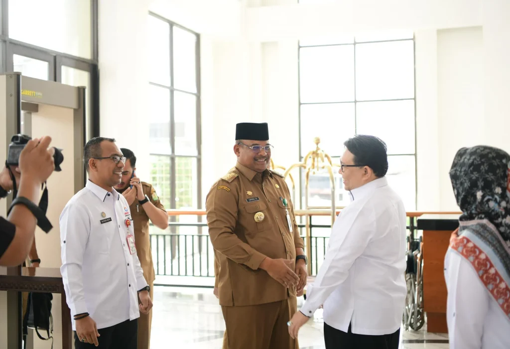 Foto: Pj. Gubernur Aceh, Dr. Safrizal, ZA M.Si memberi sambutan pada acara penganugerahan predikat penilaian kepatuhan penyelenggara pelayanan publik  tahun 2024, Banda Aceh 02/12/24