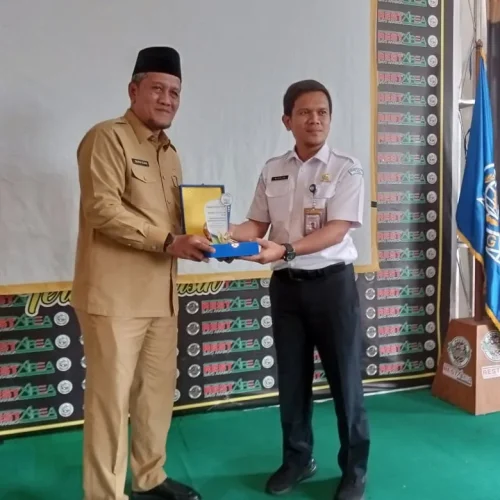 Foto: Pj Sekda Dayan Albar, SSos, MAP, membuka Sekolah Lapang Iklim (SLI) Operasional, acara berlangsung di Aula Madinah Dayah Kupie, Simpang Cibrek, Kecamatan Syamtalira Aron, Selasa, 3 Desember 2024.