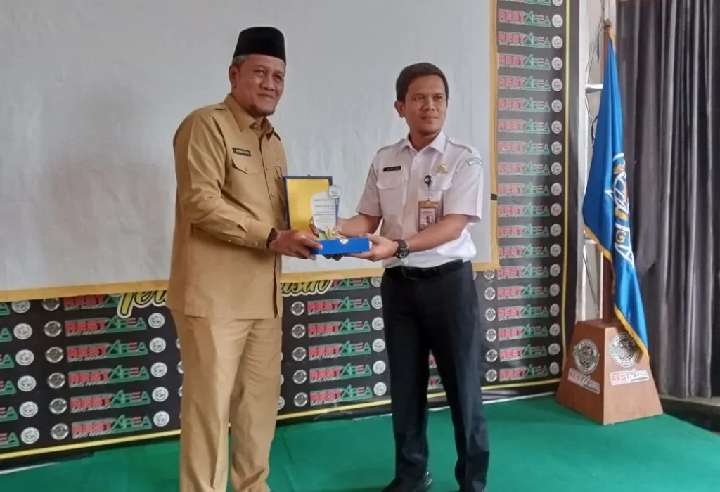 Foto: Pj Sekda Dayan Albar, SSos, MAP, membuka Sekolah Lapang Iklim (SLI) Operasional, acara berlangsung di Aula Madinah Dayah Kupie, Simpang Cibrek, Kecamatan Syamtalira Aron, Selasa, 3 Desember 2024.