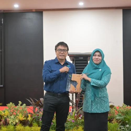 Foto: Penjabat Ketua PKK Aceh, Hj. Safriati, membuka Pekan Raya Leuser 2024, yang diselenggarakan oleh Yayasan Hutan, Alam, dan Lingkungan Aceh (HAkA), di Banda Aceh, Jumat (6/12/2024). Acara bertema Woman in Conservation itu diikuti oleh peserta dari 15 kabupaten/kota, yang sebagian besarnya adalah perempuan.