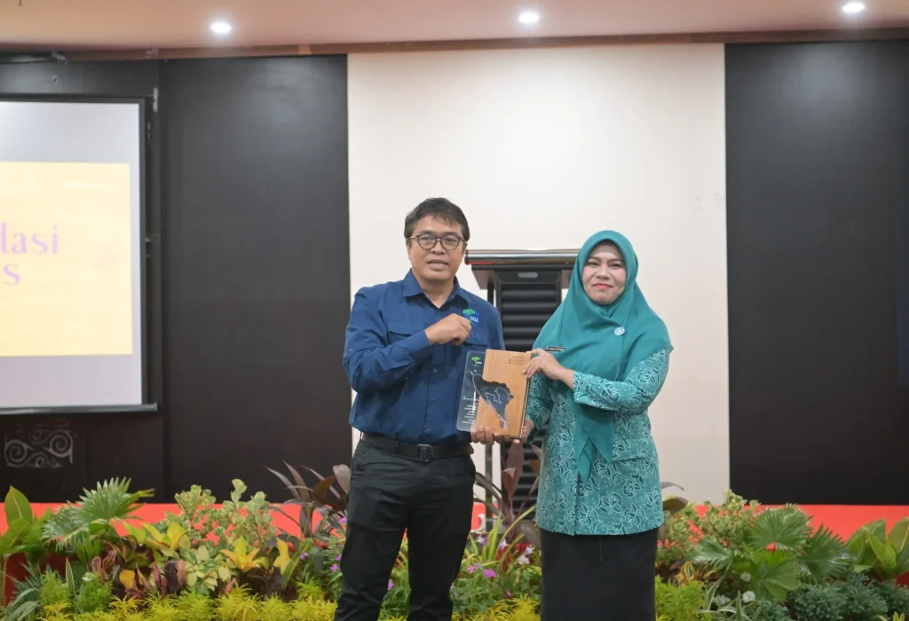 Foto: Penjabat Ketua PKK Aceh, Hj. Safriati, membuka Pekan Raya Leuser 2024, yang diselenggarakan oleh Yayasan Hutan, Alam, dan Lingkungan Aceh (HAkA), di Banda Aceh, Jumat (6/12/2024). Acara bertema Woman in Conservation itu diikuti oleh peserta dari 15 kabupaten/kota, yang sebagian besarnya adalah perempuan.