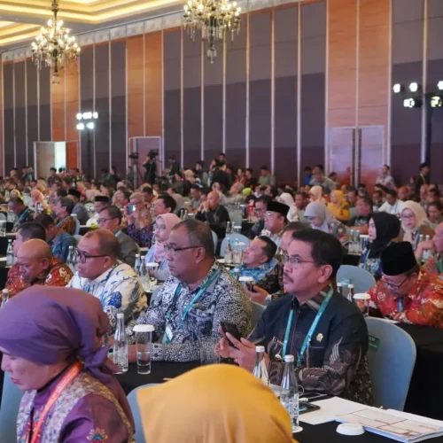 Foto: Penjabat (Pj) Wali Kota Lhokseumawe, A. Hanan, S.P., M.M., menghadiri Rapat Koordinasi Nasional (Rakornas) Pengelolaan Sampah 2024 yang diselenggarakan oleh Kementerian Lingkungan Hidup dan Badan Pengendalian Lingkungan Hidup (BPLH) di Grand Ballroom Hotel Kempinski, Jakarta.