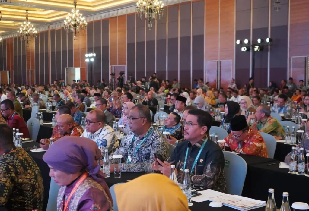 Foto: Penjabat (Pj) Wali Kota Lhokseumawe, A. Hanan, S.P., M.M., menghadiri Rapat Koordinasi Nasional (Rakornas) Pengelolaan Sampah 2024 yang diselenggarakan oleh Kementerian Lingkungan Hidup dan Badan Pengendalian Lingkungan Hidup (BPLH) di Grand Ballroom Hotel Kempinski, Jakarta.