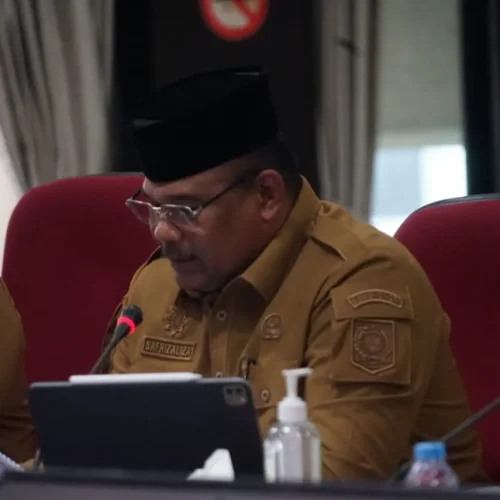Foto: Penjabat (Pj) Gubernur Aceh, Dr. H. Safrizal ZA, M.Si didampingi Plt. Sekda Aceh, Drs. Muhammad Diwarsyah, M.Si dan Kepala Biro/SKPA memberikan presentasi terkait evaluasi kinerja Pj Kepala Daerah yang dilaksanakan oleh Inspektorat Jenderal Kementerian Dalam Negeri (Itjen Kemendagri) di Aula Itjen Kemendagri, Jakarta Pusat, Senin, 16 Desember 2024.