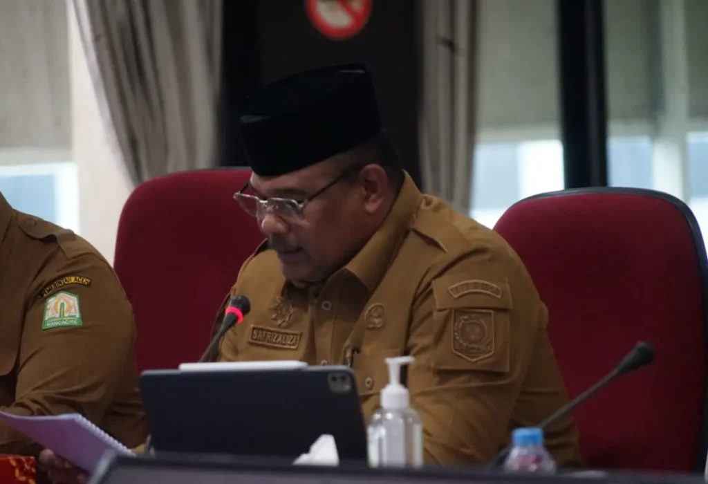 Foto: Penjabat (Pj) Gubernur Aceh, Dr. H. Safrizal ZA, M.Si didampingi Plt. Sekda Aceh, Drs. Muhammad Diwarsyah, M.Si dan Kepala Biro/SKPA memberikan presentasi terkait evaluasi kinerja Pj Kepala Daerah yang dilaksanakan oleh Inspektorat Jenderal Kementerian Dalam Negeri (Itjen Kemendagri) di Aula Itjen Kemendagri, Jakarta Pusat, Senin, 16 Desember 2024.
