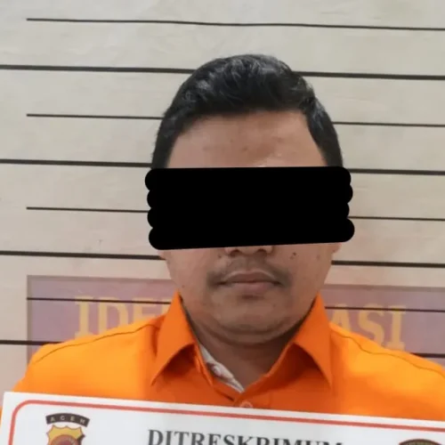 Foto: Penyidik Subdit 2 Fismondev Ditreskrimsus Polda Aceh kembali menahan satu oknum karyawan Bank Syariah Indonesia (BSI) berinisial AD (30)