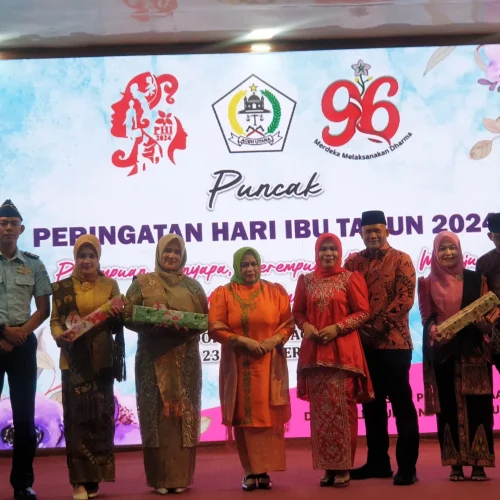 Foto: Ketua TP-PKK Aceh Utara Ny Awirdalina Mahyuzar merayakan hari Ibu di pendopo Bupati Aceh Utara