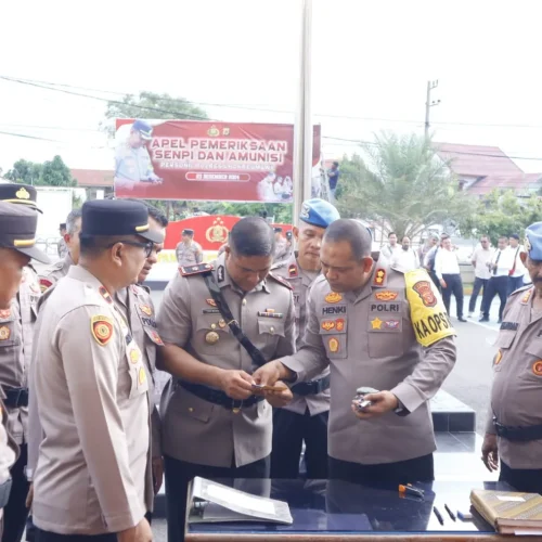 Foto: Kapolres Lhokseumawe AKBP Henki Ismanto, S.I.K meriksaan senjata api (senpi) dan amunisi personel di Lapangan
