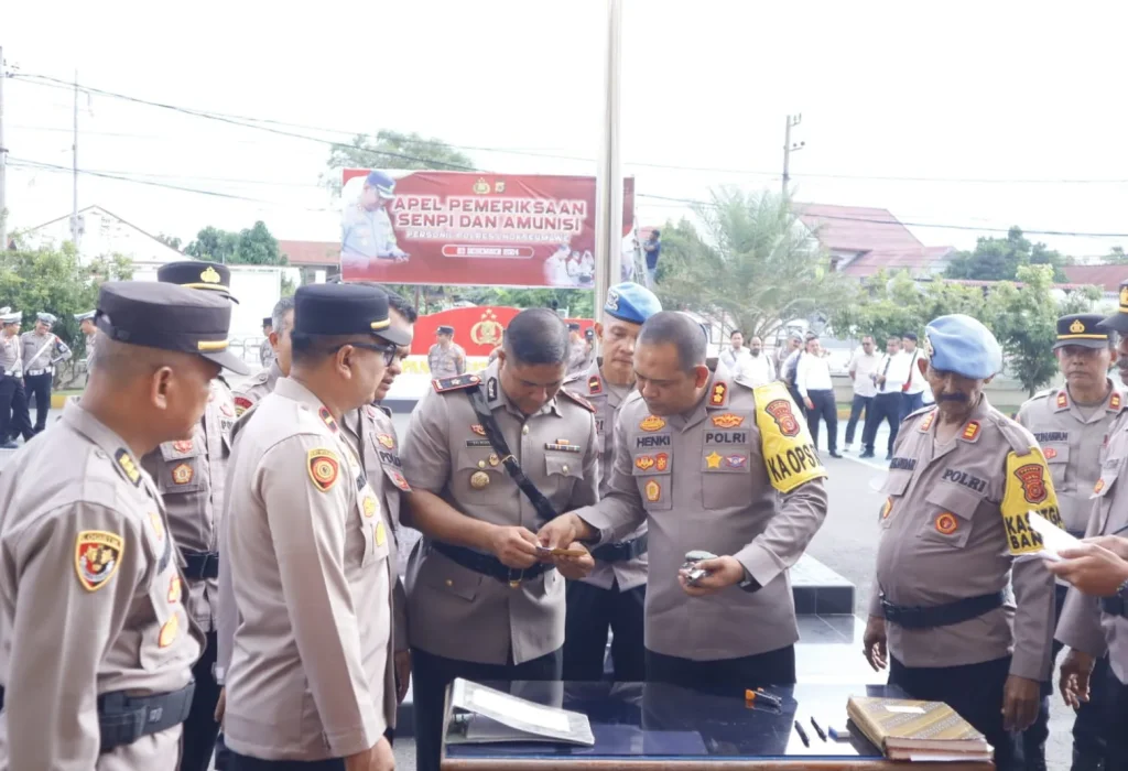 Foto: Kapolres Lhokseumawe AKBP Henki Ismanto, S.I.K meriksaan senjata api (senpi) dan amunisi personel di Lapangan