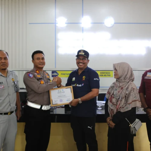 Pj Walikota Lhokseumawe, A. Hanan menerima penghargaan dari Samsat Lhokseumawe atas pembayaran pajak kendaraan dinas milik Pemerintah Kota Lhokseumawe