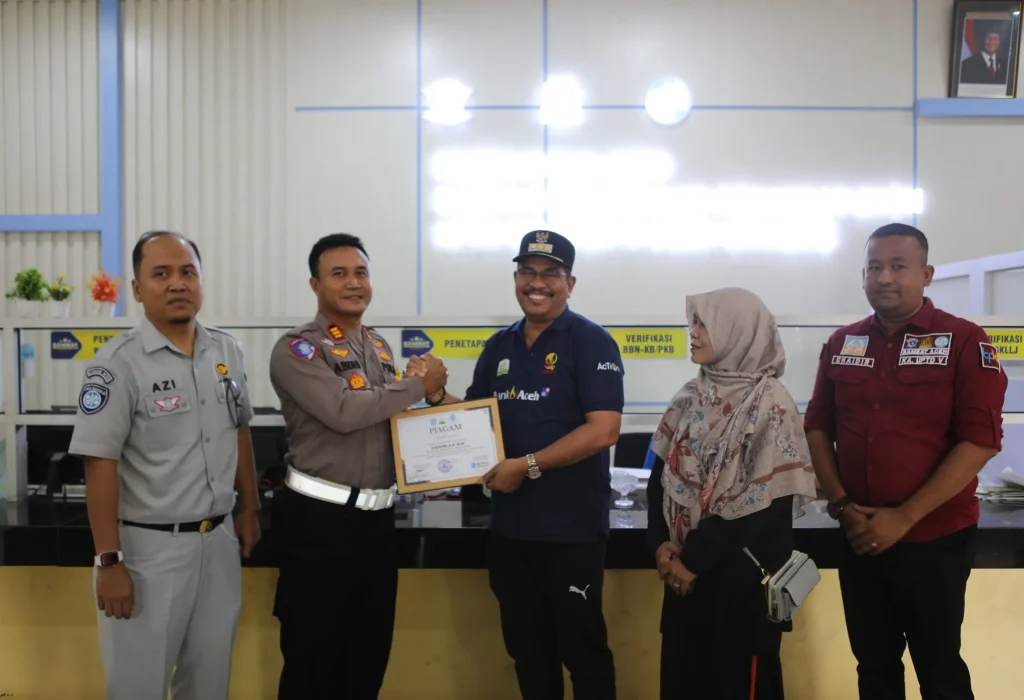 Pj Walikota Lhokseumawe, A. Hanan menerima penghargaan dari Samsat Lhokseumawe atas pembayaran pajak kendaraan dinas milik Pemerintah Kota Lhokseumawe