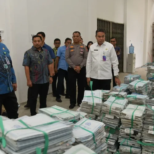 Foto: Pj. Gubernur Aceh, Dr. Safrizal, ZA. M. Si didampingi Plt. Asisten Administrasi Umum Sekda Aceh, Abdul Qahar, Kepala BPKA , Reza Saputra dan Karo Hukum Setda Aceh, Junaidi melakukan Sidak Ke Kantor Samsat Banda Aceh Guna Kelancaran Pengurusan Pajak Bermotor, Kamis, 02/01/2025.