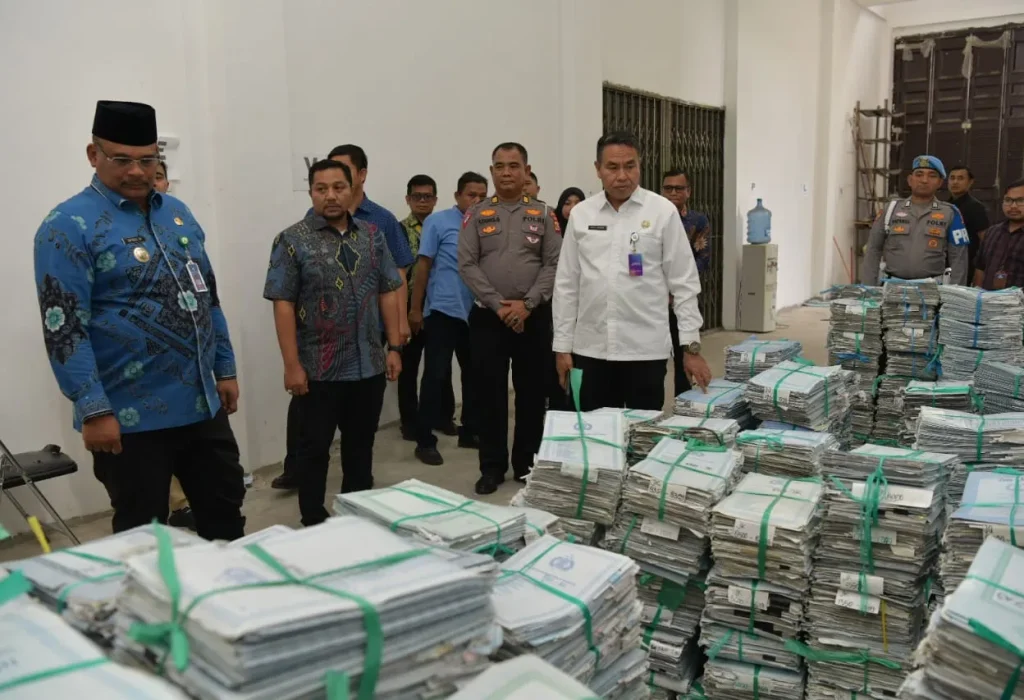 Foto: Pj. Gubernur Aceh, Dr. Safrizal, ZA. M. Si didampingi Plt. Asisten Administrasi Umum Sekda Aceh, Abdul Qahar, Kepala BPKA , Reza Saputra dan Karo Hukum Setda Aceh, Junaidi melakukan Sidak Ke Kantor Samsat Banda Aceh Guna Kelancaran Pengurusan Pajak Bermotor, Kamis, 02/01/2025.