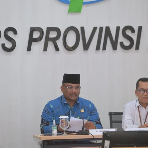 Foto: Penjabat Gubernur Aceh, Dr. H. Safrizal ZA., M.Si., menghadiri rilis data statistik yang digelar oleh Badan Pusat Statistik (BPS) Aceh, Senin (2/1/2025). Turut hadir Asisten II Setda Aceh Zulkifli, Kepala Dinas Perhubungan, Kepala Kominsa, perwakilan Bank Indonesia, Otoritas Jasa Keuangan, Bank Syariah Indonesia, dan instansi vertikal lainnya.