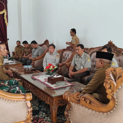 Foto: Tim dr Pusat  penanggungjawab Satgas Swasembada untuk Prov Aceh  Kementan dan Wakordwas Satgas (Kolonel Teddy) dr TNI AD, bersilaturrahmi dengan Pj Bupati Aceh Jaya serta melakukan pertemuan dg Dinas Pertanian dgn para Kabid ( PSP, TPH dan Kabid Penyuluhan) kemudiann melakukan kunjungan lapangan ke calon lokasi OPLAH 2025