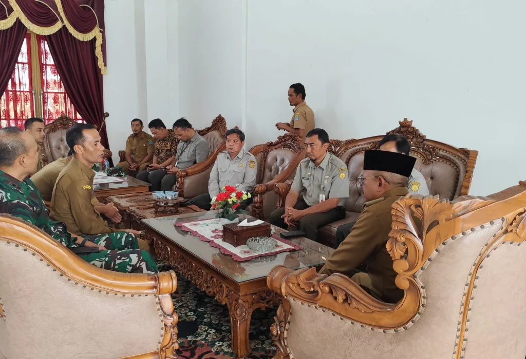 Foto: Tim dr Pusat  penanggungjawab Satgas Swasembada untuk Prov Aceh  Kementan dan Wakordwas Satgas (Kolonel Teddy) dr TNI AD, bersilaturrahmi dengan Pj Bupati Aceh Jaya serta melakukan pertemuan dg Dinas Pertanian dgn para Kabid ( PSP, TPH dan Kabid Penyuluhan) kemudiann melakukan kunjungan lapangan ke calon lokasi OPLAH 2025