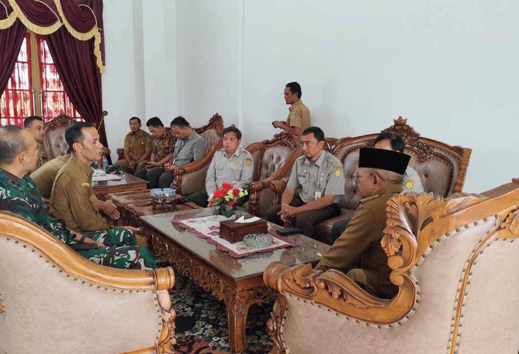 Foto: Tim dr Pusat  penanggungjawab Satgas Swasembada untuk Prov Aceh  Kementan dan Wakordwas Satgas (Kolonel Teddy) dr TNI AD, bersilaturrahmi dengan Pj Bupati Aceh Jaya serta melakukan pertemuan dg Dinas Pertanian dgn para Kabid ( PSP, TPH dan Kabid Penyuluhan) kemudiann melakukan kunjungan lapangan ke calon lokasi OPLAH 2025