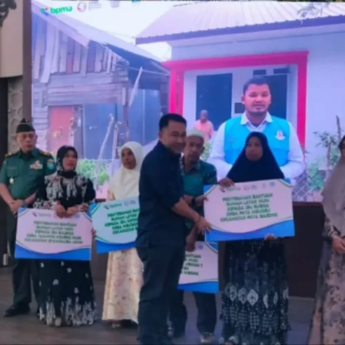 Foto: Direktur Utama Pase Energi Migas Aceh Utara Menyerahkan secara simbolis Bantuan Rumah Layak Huni dari PT Pema Global Energi