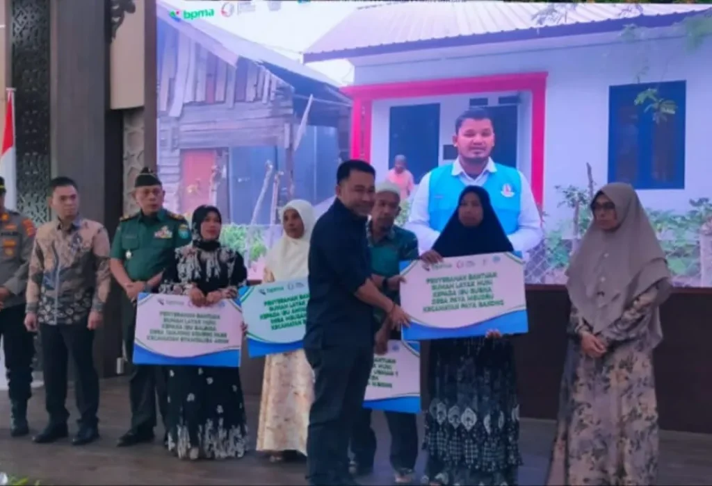 Foto: Direktur Utama Pase Energi Migas Aceh Utara Menyerahkan secara simbolis Bantuan Rumah Layak Huni dari PT Pema Global Energi