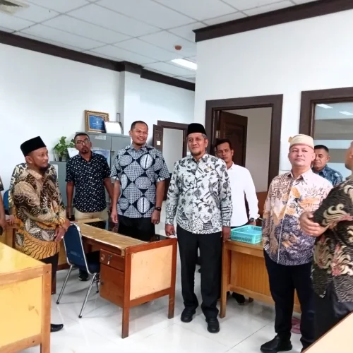 Foto: Bupati Aceh Utara H Ismail A Jalil, SE, MM, bersama Wakil Bupati Tarmizi, S.I.Kom, melakukan ‘saweu’ ke semua ruangan kerja di lingkungan Kantor Bupati untuk memantau kehadiran pegawai selama bulan Ramadhan, Kamis, 13 Maret 2025.