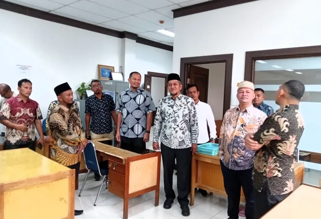 Foto: Bupati Aceh Utara H Ismail A Jalil, SE, MM, bersama Wakil Bupati Tarmizi, S.I.Kom, melakukan ‘saweu’ ke semua ruangan kerja di lingkungan Kantor Bupati untuk memantau kehadiran pegawai selama bulan Ramadhan, Kamis, 13 Maret 2025.