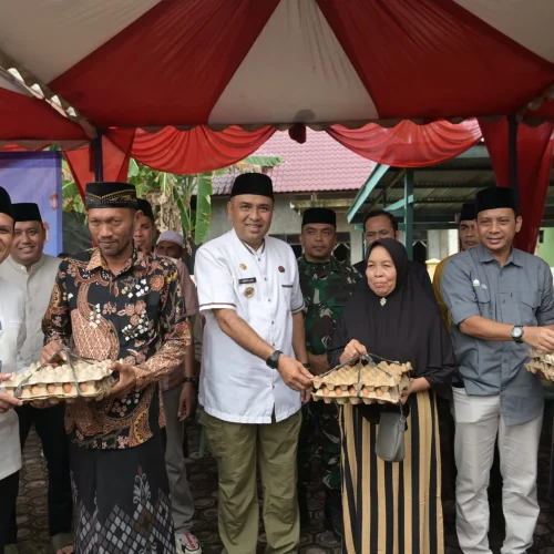 Foto: Wakil Gubernur Aceh, H. Fadhlullah, SE., membuka Gerakan Pangan Murah yang digelar oleh Dinas Pangan Aceh bekerja sama dengan Bulog, di Halaman Masjid Manzilul Minan, Gampong Seuneubok Baroh, Kecamatan Aceh Timur, Jumat, 14 Maret 2025.