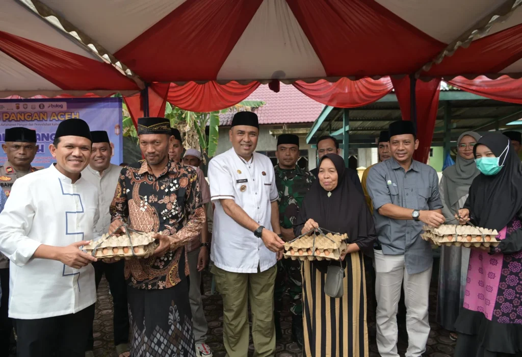 Foto: Wakil Gubernur Aceh, H. Fadhlullah, SE., membuka Gerakan Pangan Murah yang digelar oleh Dinas Pangan Aceh bekerja sama dengan Bulog, di Halaman Masjid Manzilul Minan, Gampong Seuneubok Baroh, Kecamatan Aceh Timur, Jumat, 14 Maret 2025.