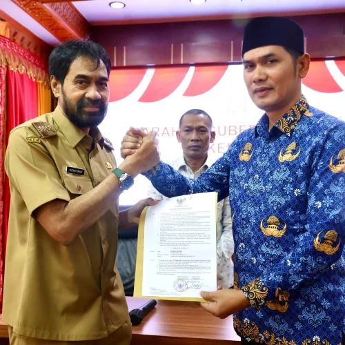 Foto: Gubernur Aceh, H. Muzakir Manaf, menyerahkan SK Plt Sekda Aceh kepada Kadispora Aceh, M Nasir, di Meuligoe Gubernur Aceh, Senin, 17//3/2025