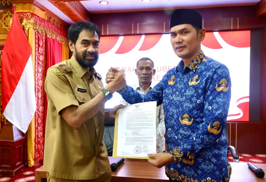 Foto: Gubernur Aceh, H. Muzakir Manaf, menyerahkan SK Plt Sekda Aceh kepada Kadispora Aceh, M Nasir, di Meuligoe Gubernur Aceh, Senin, 17//3/2025