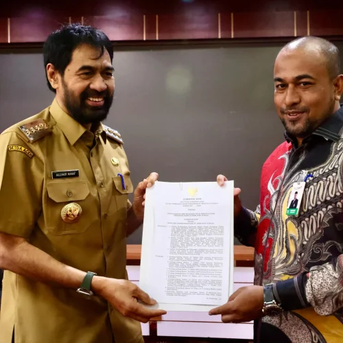Foto: Gubernur Aceh, H. Muzakir Manaf, menyerahkan SK Plt Dirut Bank Aceh kepada Fadil Ilyas, di Meuligoe Gubernur Aceh, Senin, 17//3/2025
