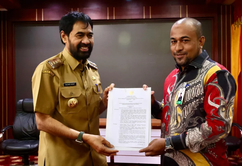 Foto: Gubernur Aceh, H. Muzakir Manaf, menyerahkan SK Plt Dirut Bank Aceh kepada Fadil Ilyas, di Meuligoe Gubernur Aceh, Senin, 17//3/2025