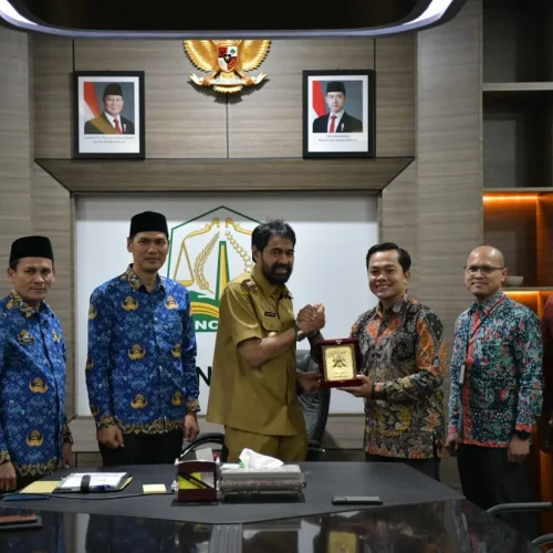 Foto: Gubernur Aceh, Muzakir Manaf didampingi Plt. Sekda Aceh, M. Nasir, Asisten II Sekda Aceh, Zulkifli dan Kepala Biro Ekonomi Setda Aceh , Zaini menerima Silaturahmi Kepala Otaritas Jasa Keuangan (OJK) Perwakilan Aceh, Daddi Peryoga beserta jajaran di Meuligoe Gubernur Aceh