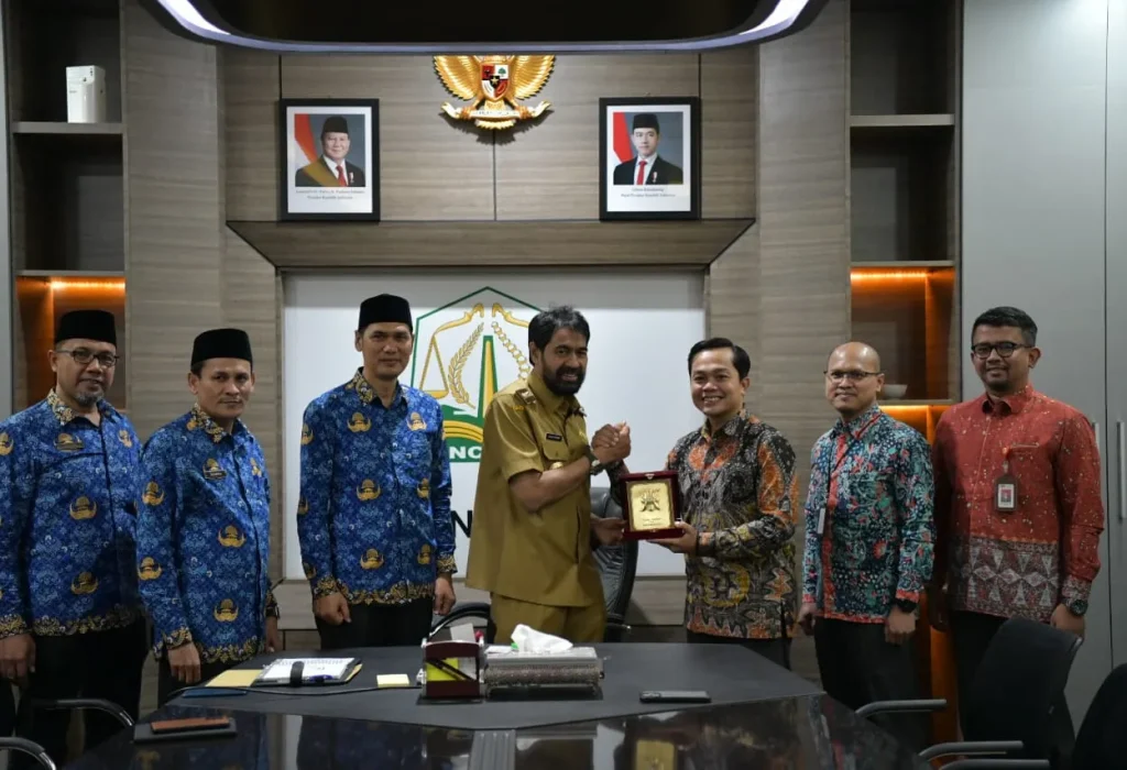 Foto: Gubernur Aceh, Muzakir Manaf didampingi Plt. Sekda Aceh, M. Nasir, Asisten II Sekda Aceh, Zulkifli dan Kepala Biro Ekonomi Setda Aceh , Zaini menerima Silaturahmi Kepala Otaritas Jasa Keuangan (OJK) Perwakilan Aceh, Daddi Peryoga beserta jajaran di Meuligoe Gubernur Aceh